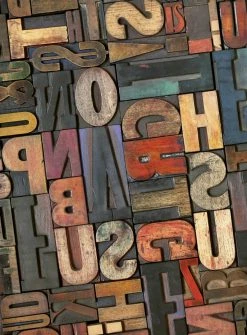 Fototapete DESIGNWALLS 2.0 - bunt-rot - Buchstaben - 2,6 Meter