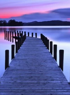 Fototapete DESIGNWALLS 2.0 - blau-pink - Steg - 2,6 Meter